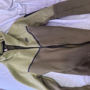 Men’s small green Nike tech